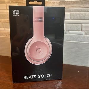 Beats Solo3 Headphones / Sealed. On ear Wireless/ rose gold / w/carrying Case